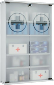 Abschließbarer Medizinschrank/Erste-Hilfe-Schrank mit satinierten Glastüren und Apothekenkreuz, frontale Ansicht leicht von oben, mit sichtbaren Regalböden und Erste-Hilfe-Boxen im Inneren