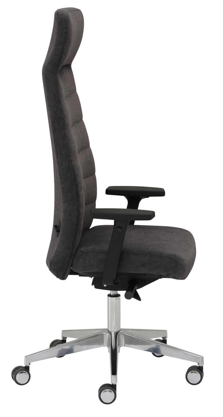 Seitenansicht eines grauen Drehstuhls mit hoher Rückenlehne und Armlehnen auf einem verchromten Fuß mit Rollen.