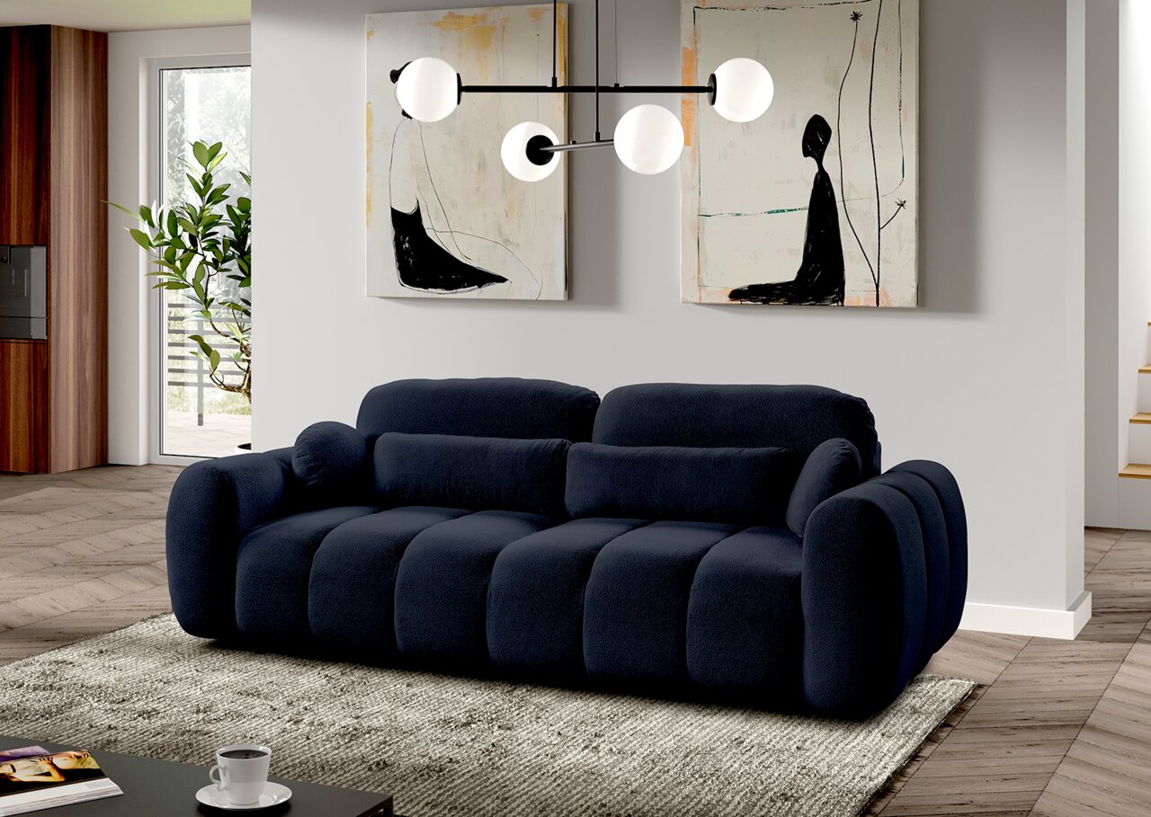Modernes, dunkelblaues Funktionssofa in einem stilvoll eingerichteten Wohnzimmer, frontal betrachtet. Im Hintergrund sind zwei abstrakte Gemälde und eine moderne Hängelampe zu sehen.