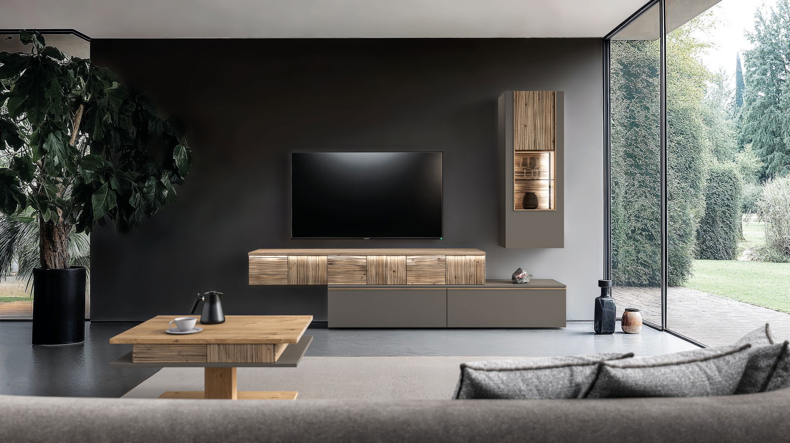 Moderner Couchtisch aus Holz in einem stilvollen Wohnzimmer, seitliche Perspektive.