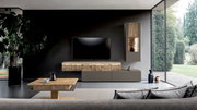 Moderner Couchtisch aus Holz in einem stilvollen Wohnzimmer, seitliche Perspektive.