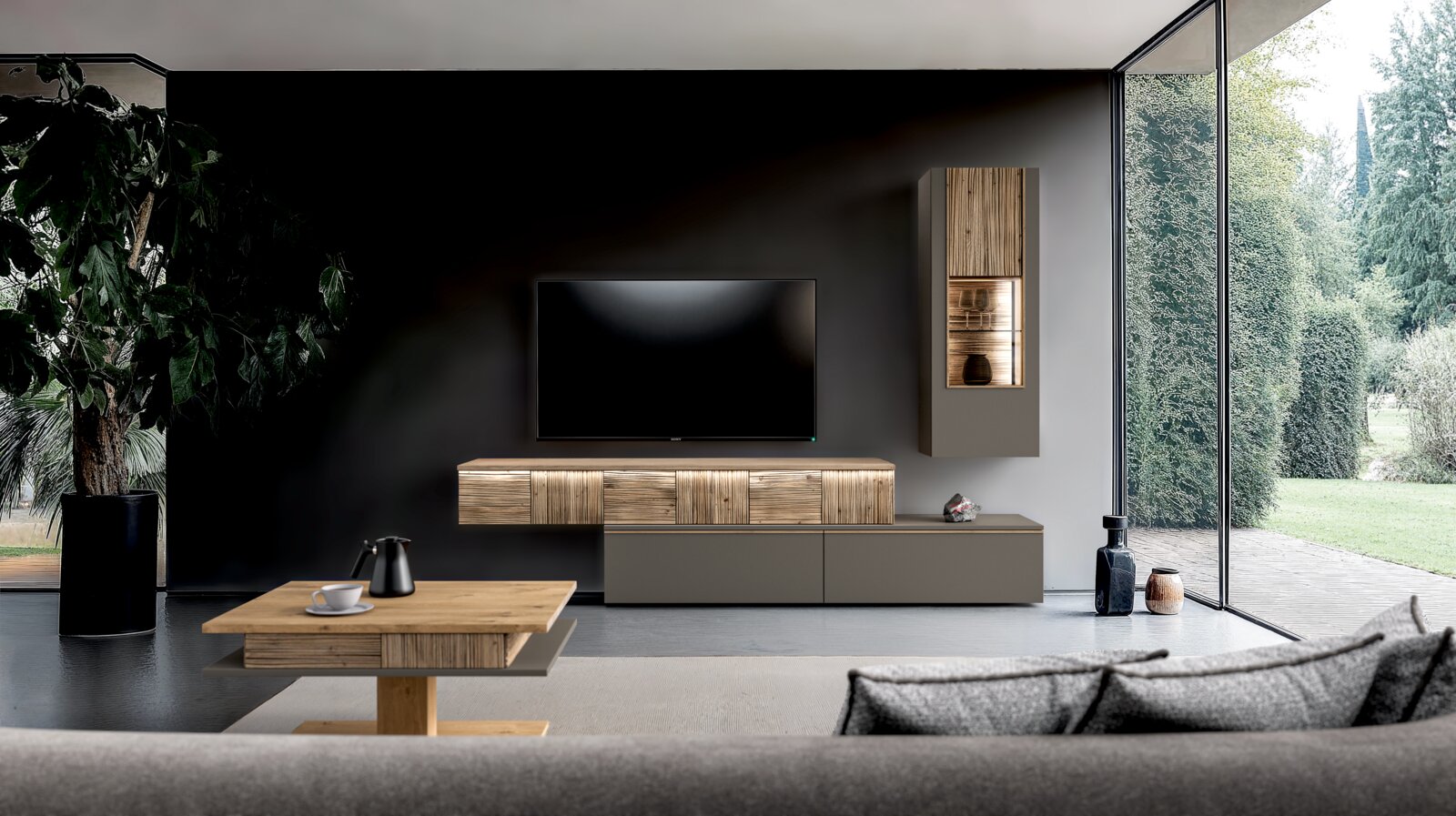 Moderner Couchtisch aus Holz in einem stilvollen Wohnzimmer, seitliche Perspektive.