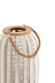 Windlicht aus hellem Holz und weißem Stoffgeflecht mit Seilgriff, seitliche Perspektive