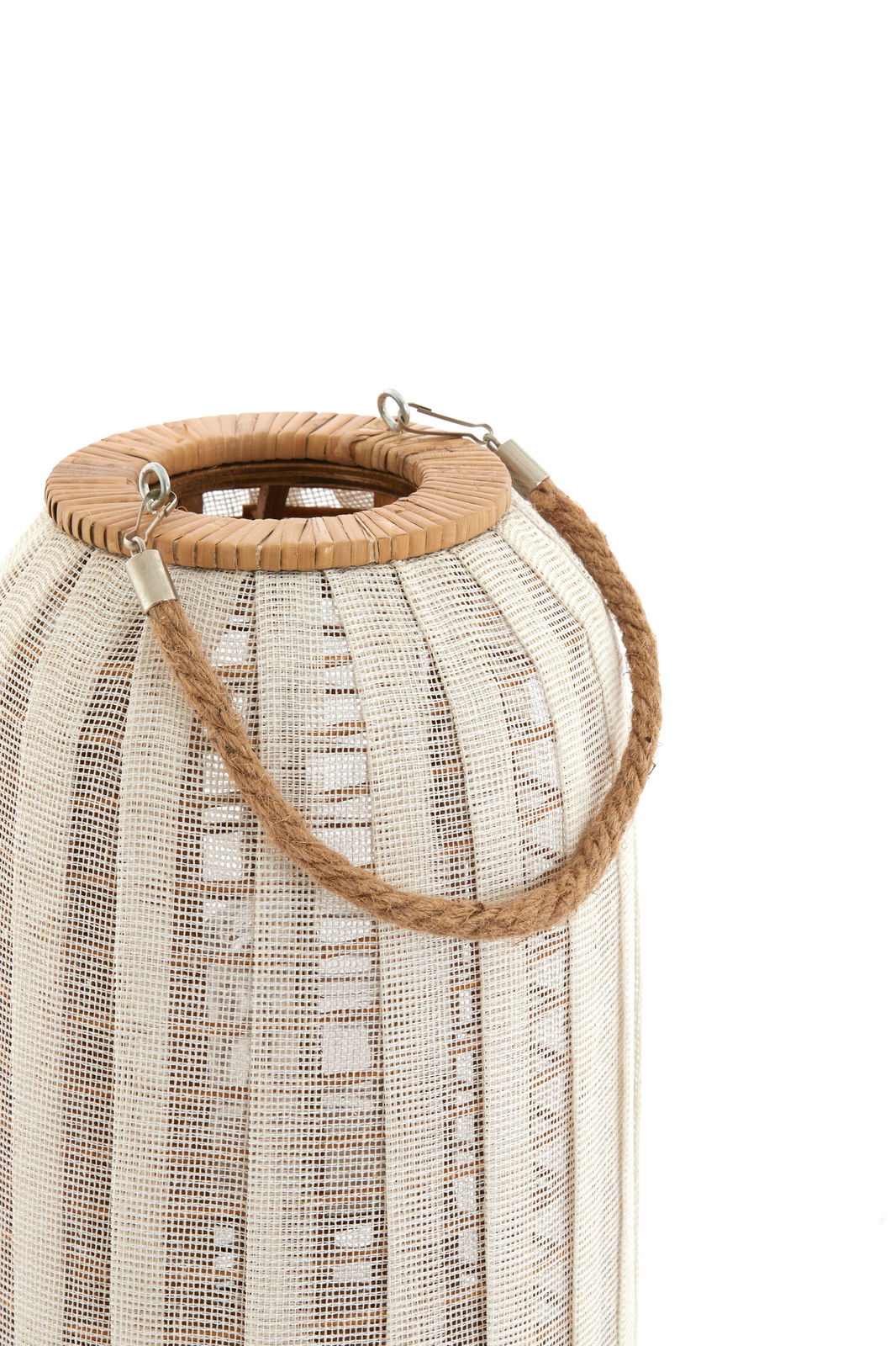 Windlicht aus hellem Holz und weißem Stoffgeflecht mit Seilgriff, seitliche Perspektive