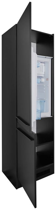 Schwarzer Kühlschrankumbau mit geöffneter Tür, seitliche Perspektive