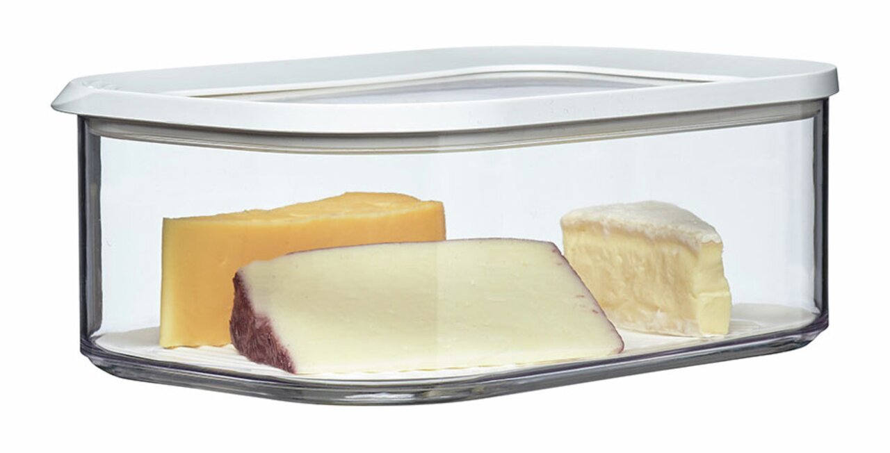 Mepal Kühlschrankdose 2000ml MODULA Transparente Kühlschrankdose mit weißem Deckel, gefüllt mit verschiedenen Käsesorten, seitliche Perspektive.