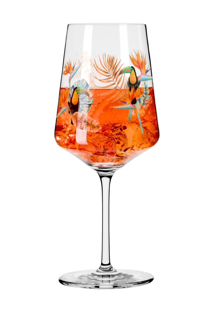 Weinglas mit tropischem Design, Tukan-Motiv und oranger Flüssigkeit, seitliche Perspektive