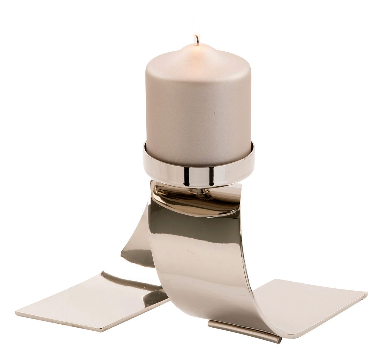 Moderner, silberner Kerzenhalter mit geschwungenem Design, frontal abgebildet, mit brennender Kerze.