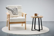 Moderner Beistelltisch mit runder Holzplatte und schwarzen Metallbeinen, seitliche Perspektive.