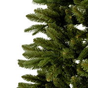 Nahaufnahme von grünen Tannenzweigen eines künstlichen Weihnachtsbaums, seitliche Perspektive.