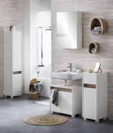 Moderner Waschbeckenunterschrank in Weiß mit Holzdetails, frontal abgebildet in einem stilvollen Badezimmer.