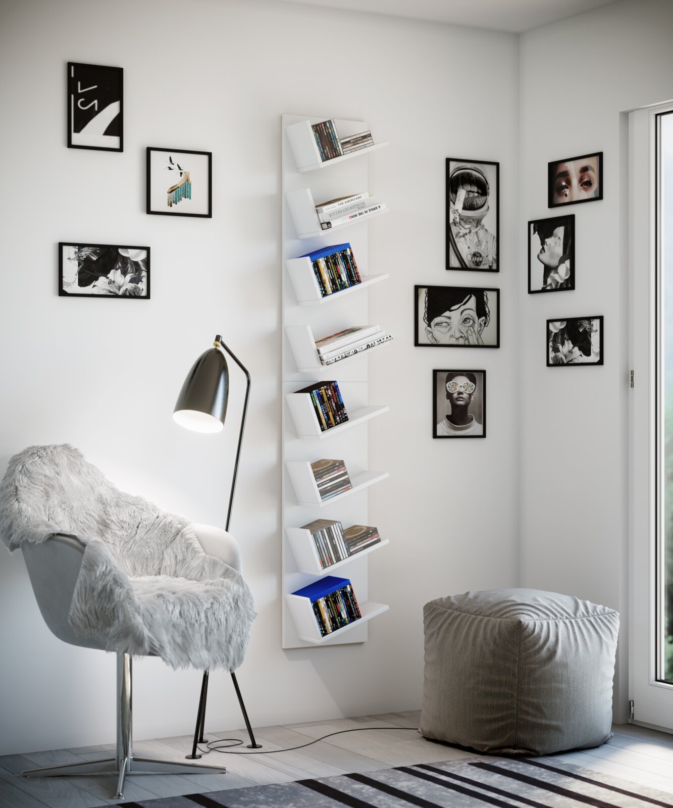 Weißes, vertikales Wandregal mit schrägen Ablagen, mit Büchern und DVDs bestückt, in einer modernen Zimmerecke – Frontansicht leicht schräg von links.