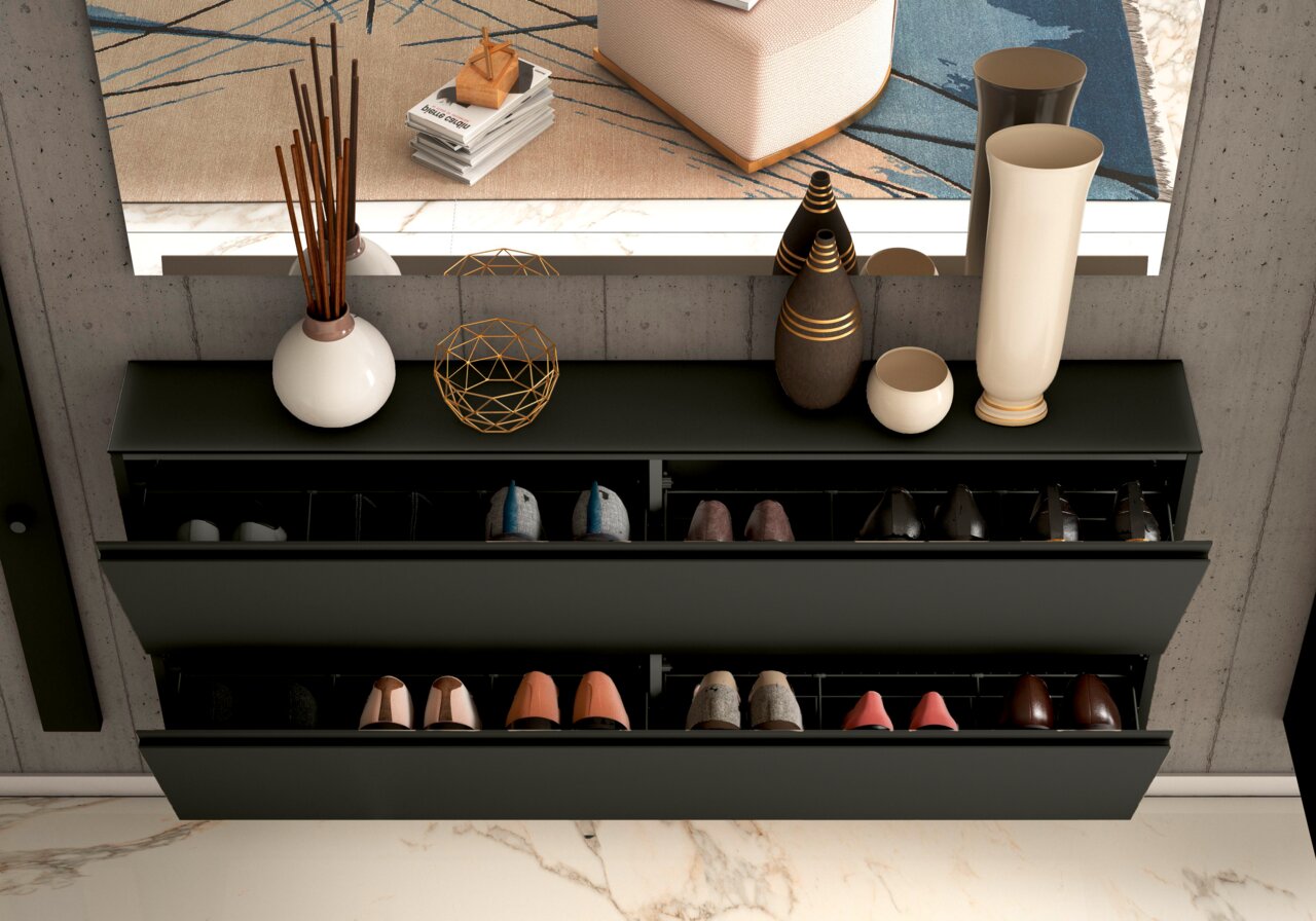 Moderne XL-schoenenkast in een donkere kleur, gezien van bovenaf, met twee open kleppen waarin verschillende schoenen te zien zijn, versierd met vazen en decoratieve voorwerpen op het bovenblad.