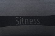 Nahaufnahme der Rückenlehne eines Bürostuhls mit dem Schriftzug 'Sitness'.