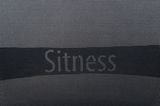 Nahaufnahme der Rückenlehne eines Bürostuhls mit dem Schriftzug 'Sitness'.