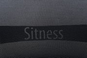 Nahaufnahme der Rückenlehne eines Bürostuhls mit dem Schriftzug 'Sitness'.
