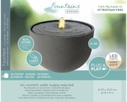 Runder Outdoor-Zimmerbrunnen in dunkler Steinoptik mit zentraler Wasserfontäne und warmweißer LED-Beleuchtung (6 LEDs), Plug-and-Play, frontal in leichter Aufsicht dargestellt