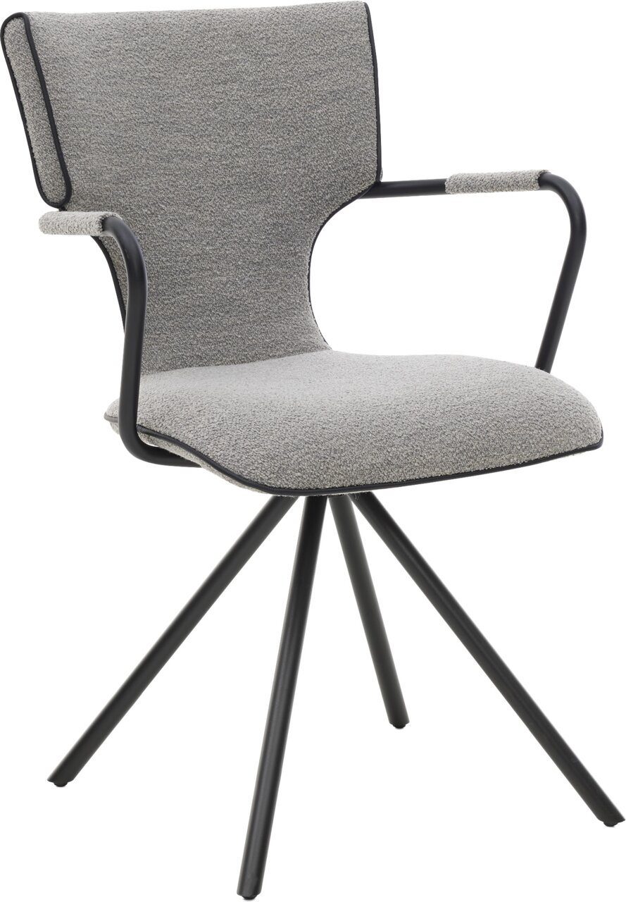 Gepolsterter Armlehnstuhl in hellgrauem Bouclé-Stoff mit schwarzem Metallgestell und Sternfuß, freigestellt auf weißem Hintergrund, Ansicht schräg von vorne