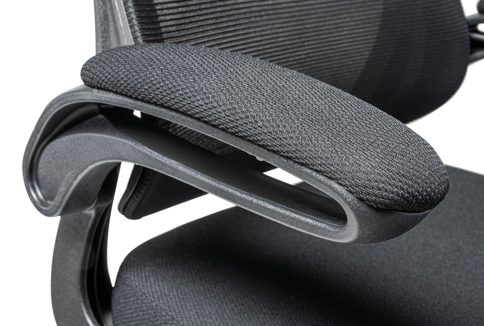 Nahaufnahme eines schwarzen Drehstuhls mit gepolsterter Armlehne und ergonomischem Design, seitliche Perspektive