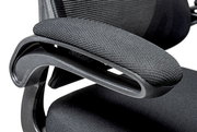 Nahaufnahme eines schwarzen Drehstuhls mit gepolsterter Armlehne und ergonomischem Design, seitliche Perspektive