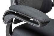 Nahaufnahme eines schwarzen Drehstuhls mit gepolsterter Armlehne und ergonomischem Design, seitliche Perspektive