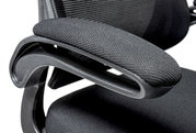 Nahaufnahme eines schwarzen Drehstuhls mit gepolsterter Armlehne und ergonomischem Design, seitliche Perspektive