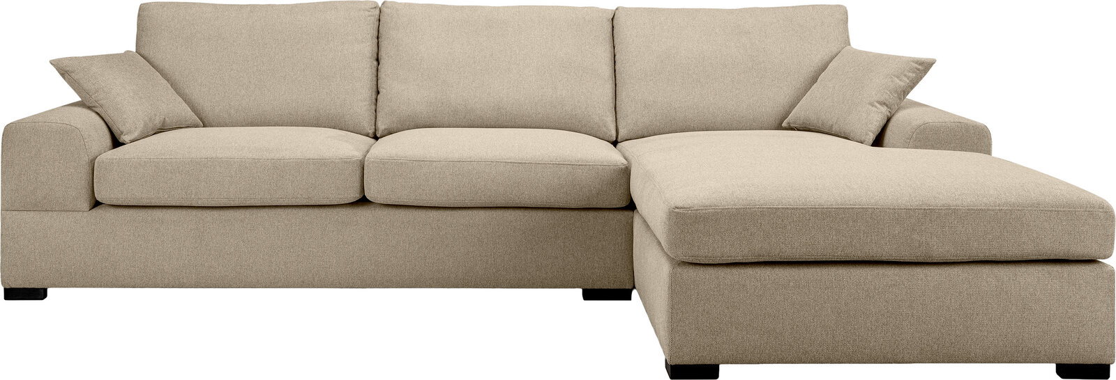 Beiges Stoff-Ecksofa mit rechter Ottomane/Longchair, drei Sitz- und Rückenkissen sowie zwei Armlehnenkissen, freigestellt auf weißem Hintergrund, Frontansicht.