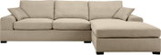 Beiges Stoff-Ecksofa mit rechter Ottomane/Longchair, drei Sitz- und Rückenkissen sowie zwei Armlehnenkissen, freigestellt auf weißem Hintergrund, Frontansicht.
