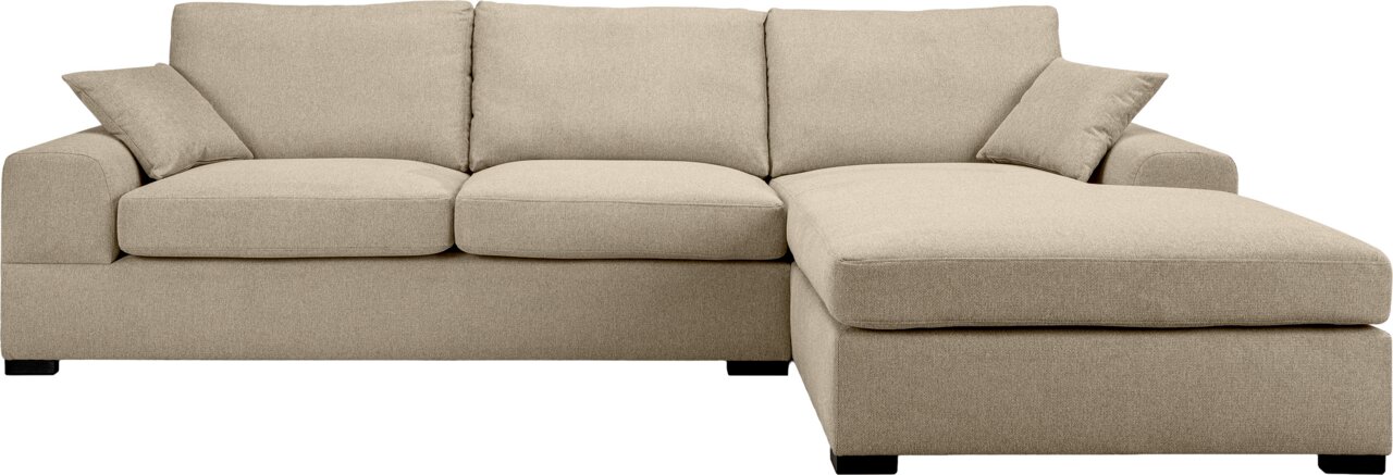 Beiges Stoff-Ecksofa mit rechter Ottomane/Longchair, drei Sitz- und Rückenkissen sowie zwei Armlehnenkissen, freigestellt auf weißem Hintergrund, Frontansicht.