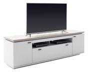 Modernes TV-Lowboard in Weiß mit Holzoptik-Oberplatte, zwei Türen und offenem Gerätefach, mit Fernseher darauf, schräg von vorn (3/4-Ansicht) fotografiert.