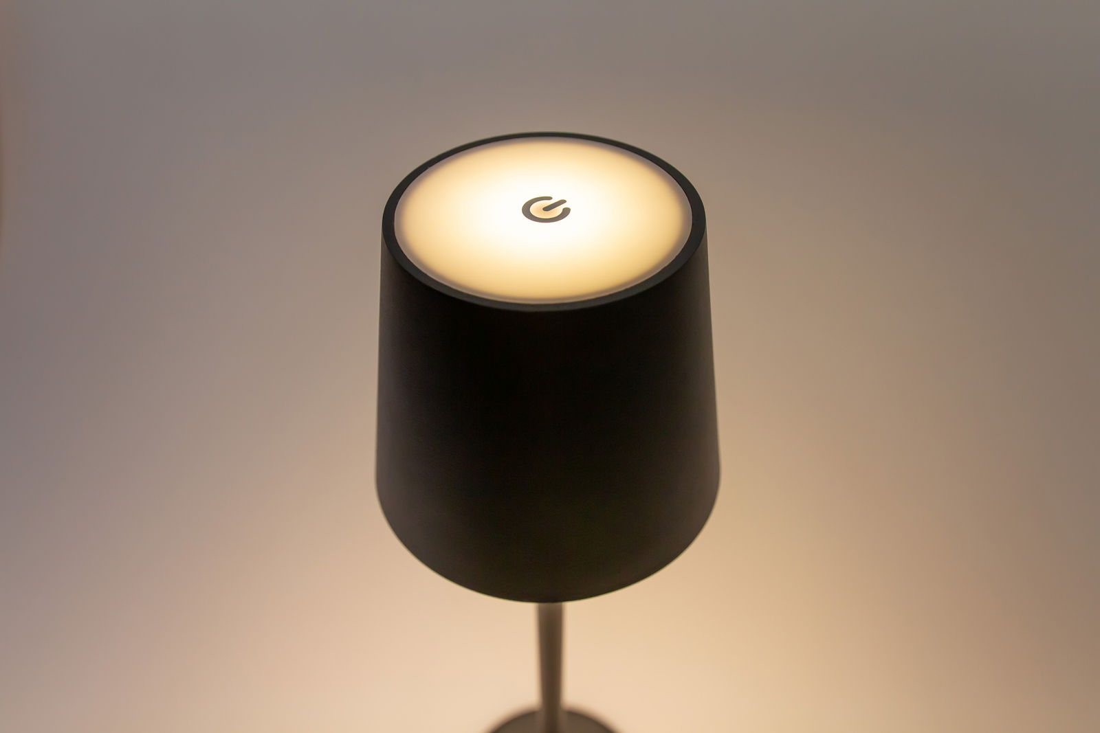 Moderne Akku-Tischleuchte in Schwarz mit leuchtendem Schirm und Touch-Schalter, Ansicht von oben