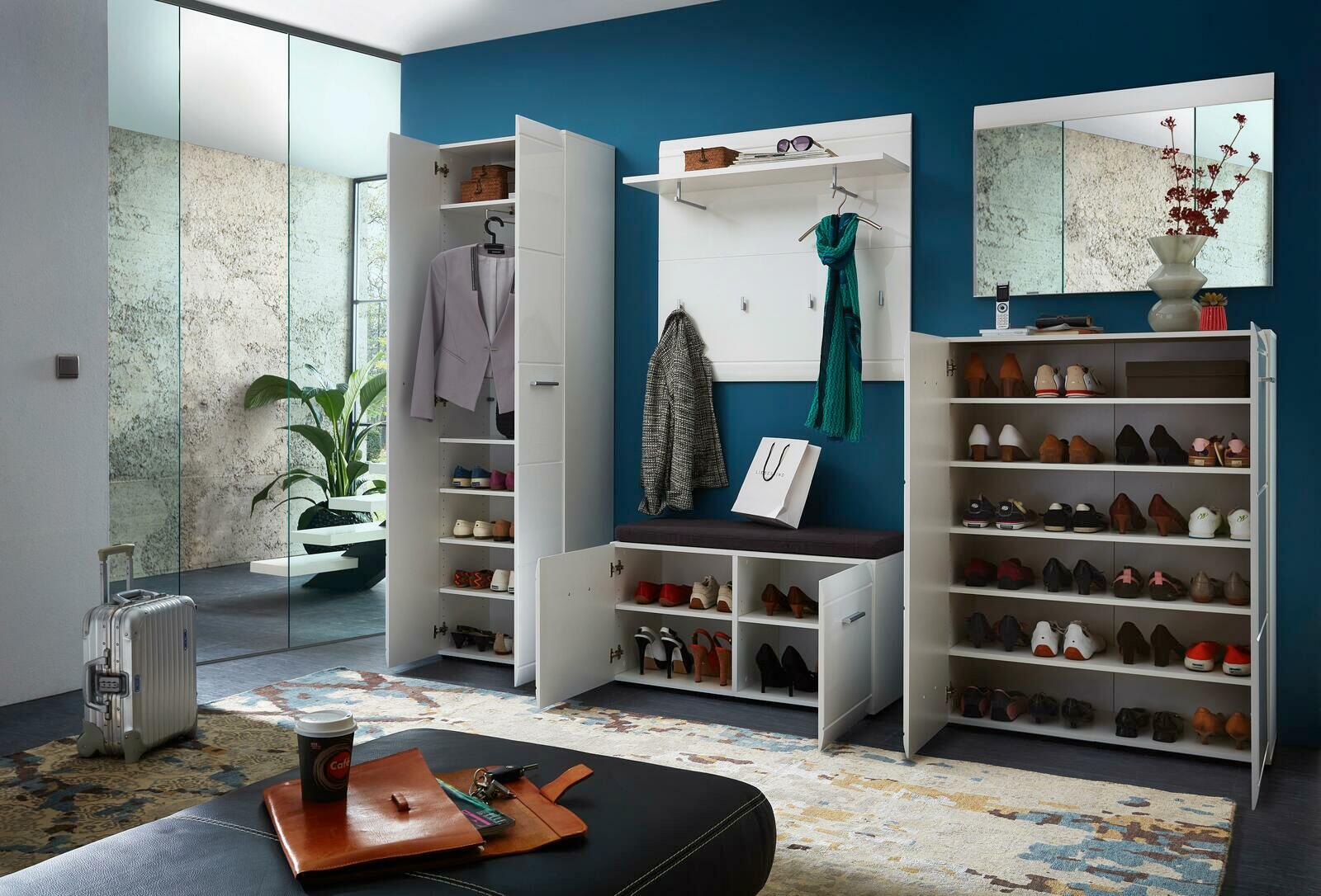 Moderne Garderobeneinrichtung mit Schuhschränken, Sitzbank und Spiegel in einer stilvollen, hellen Umgebung. Frontalansicht.