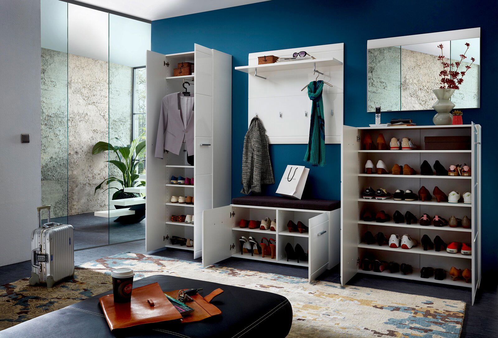 Moderne Garderobeneinrichtung mit Schuhschränken, Sitzbank und Spiegel in einer stilvollen, hellen Umgebung. Frontalansicht.