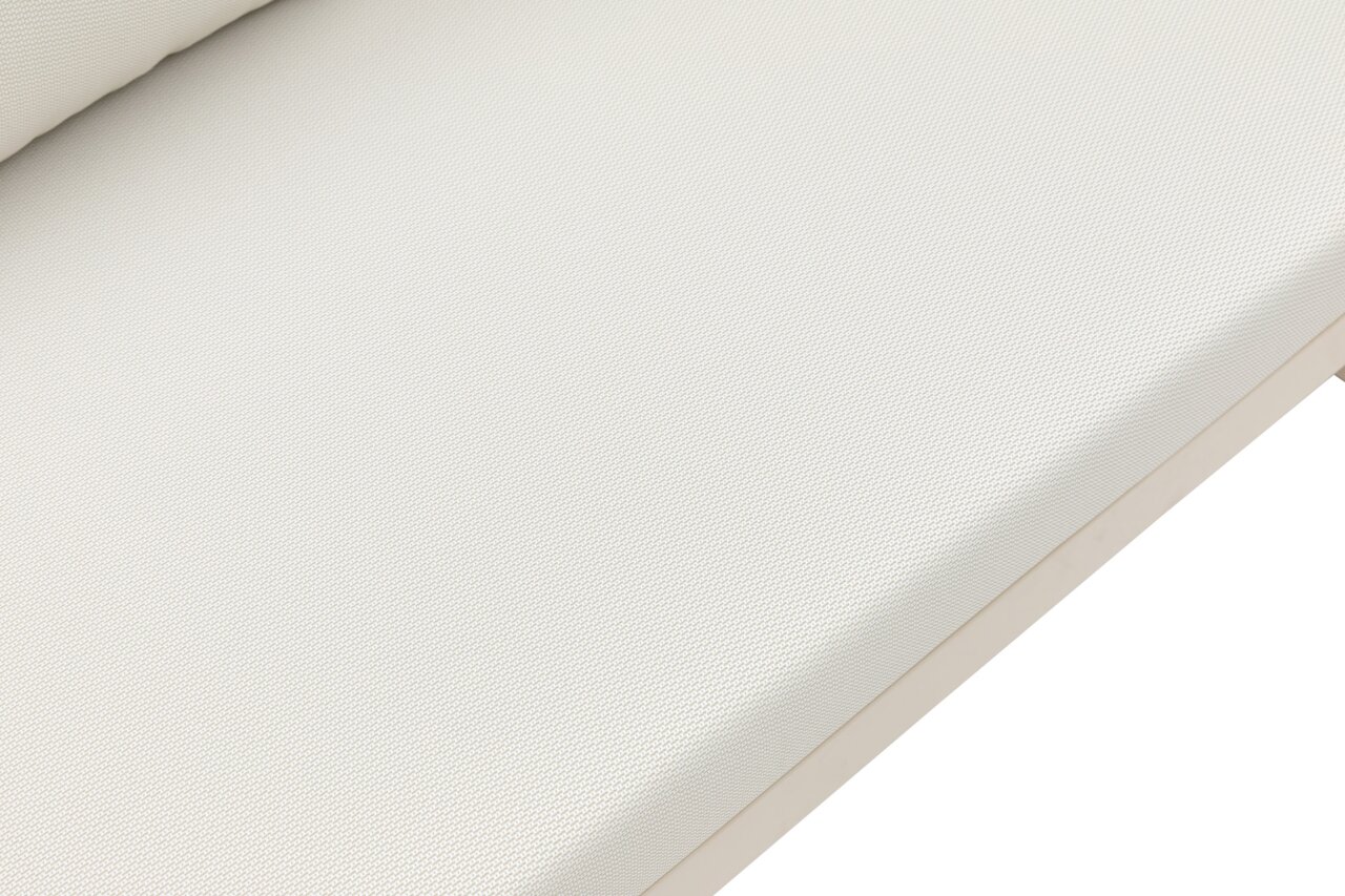 Nahaufnahme einer weißen Gartenlounge-Polsterung aus Textilgewebe, schräg von oben fotografiert.