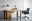Linea Natura Schreibtisch MARCO Moderner Schreibtisch aus Holz mit schwarzem Metallgestell, linksseitig mit drei Schubladen, dekoriert mit einer Tischlampe und Vasen, seitliche Perspektive.