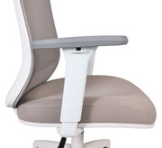 Seitenansicht eines modernen Drehstuhls mit grauem Sitz und Armlehne