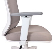 Seitenansicht eines modernen Drehstuhls mit grauem Sitz und Armlehne