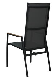 Rückansicht eines modernen Stapelstuhls mit schwarzem Metallrahmen und Armlehnen aus Holz.