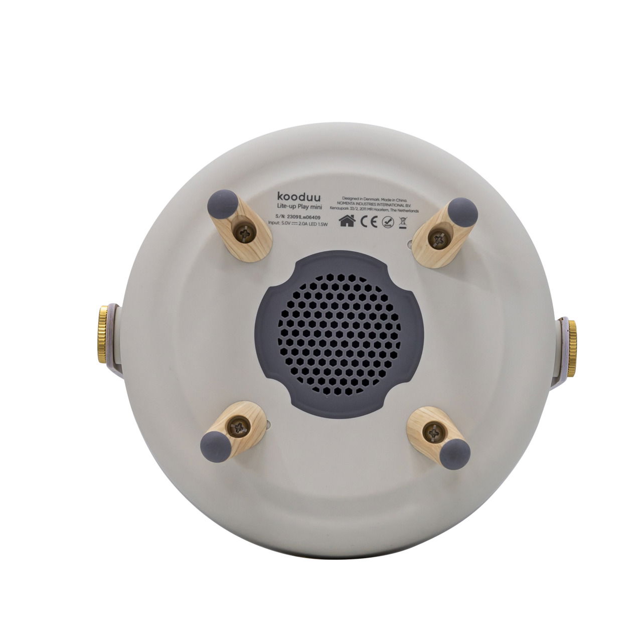 Unteransicht des Lite-up Play Mini JBL Sand mit vier Holzfüßen und einem zentralen Lautsprechergitter.