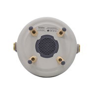 Unteransicht des Lite-up Play Mini JBL Sand mit vier Holzfüßen und einem zentralen Lautsprechergitter.