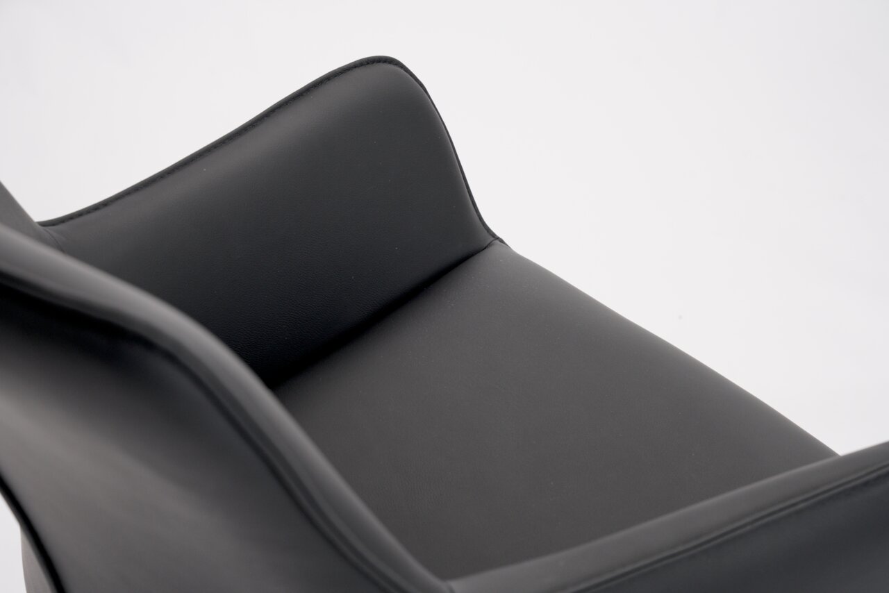 Nahaufnahme eines schwarzen Barhockersitzes aus Leder, von oben betrachtet.