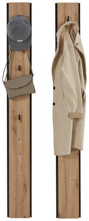 Zwei Garderobenpaneele aus Holz mit schwarzem Rand, eines mit einer Mütze und Tasche, das andere mit einem Mantel, frontal betrachtet.
