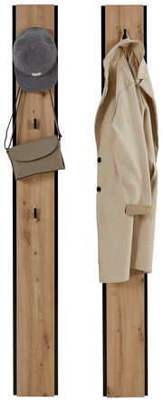 Zwei Garderobenpaneele aus Holz mit schwarzem Rand, eines mit einer Mütze und Tasche, das andere mit einem Mantel, frontal betrachtet.