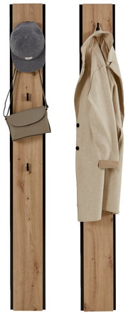 Zwei Garderobenpaneele aus Holz mit schwarzem Rand, eines mit einer Mütze und Tasche, das andere mit einem Mantel, frontal betrachtet.