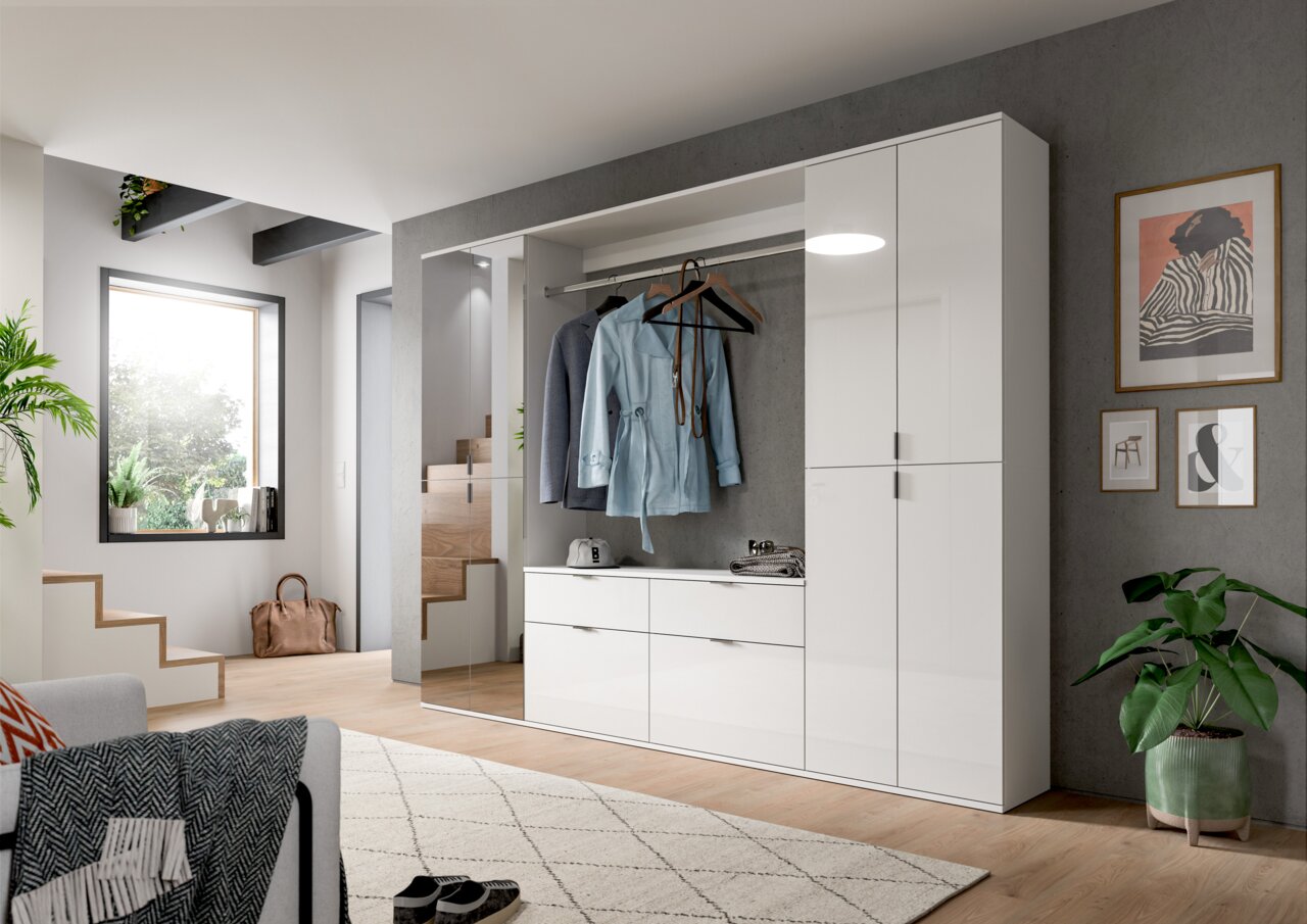 MID.YOU Spiegelschrank PROJEKT X Moderner Spiegelschrank in einem stilvollen Wohnzimmer, frontal betrachtet, mit hängender Kleidung und dekorativen Elementen.