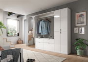 Moderner Spiegelschrank in einem stilvollen Wohnzimmer, frontal betrachtet, mit hängender Kleidung und dekorativen Elementen.