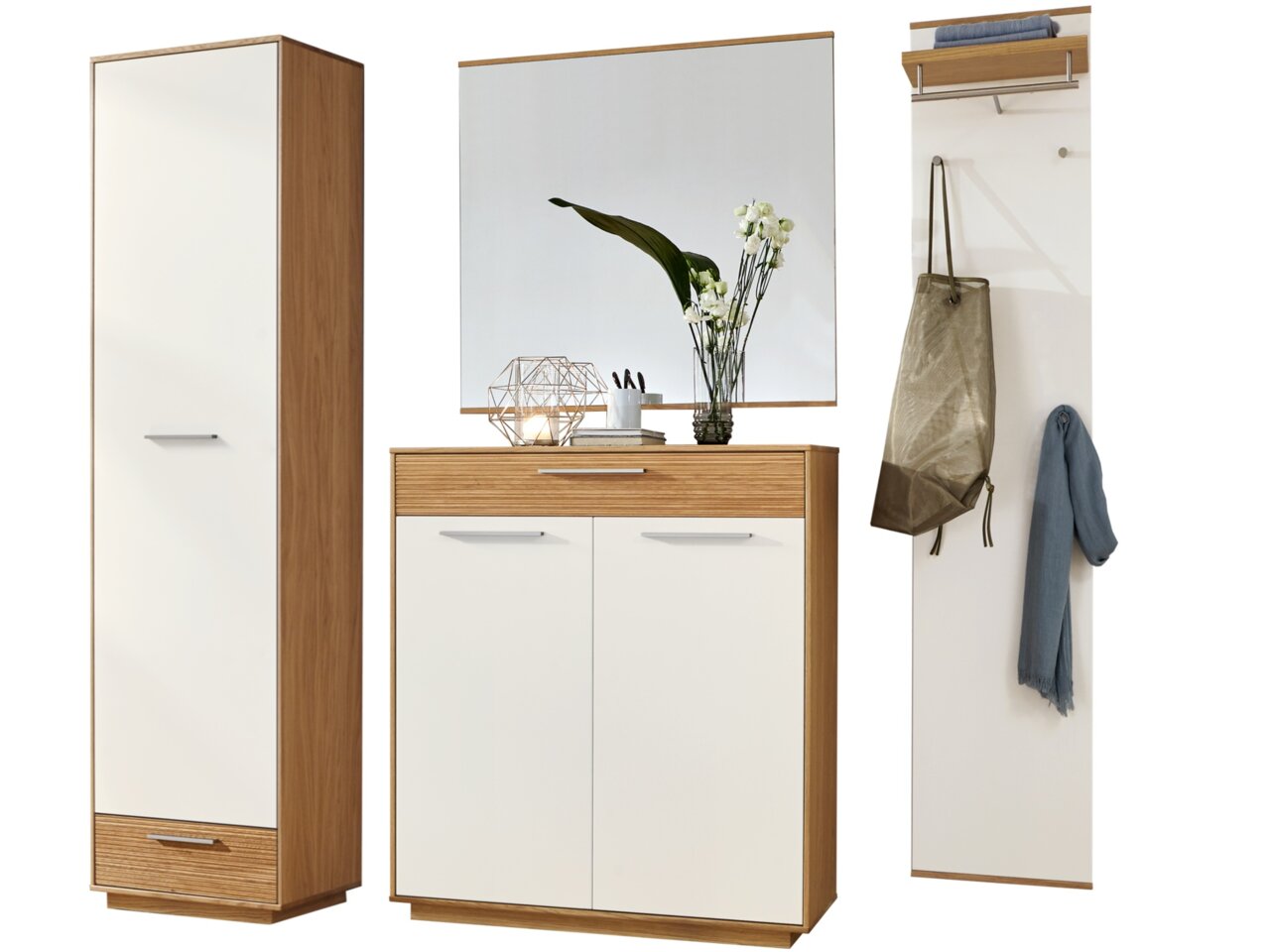 Moderne halmeubelset voor de hal met hoge kast, schoenenkast met spiegel en kapstokpaneel in houtlook met witte fronten, getoond in vooraanzicht