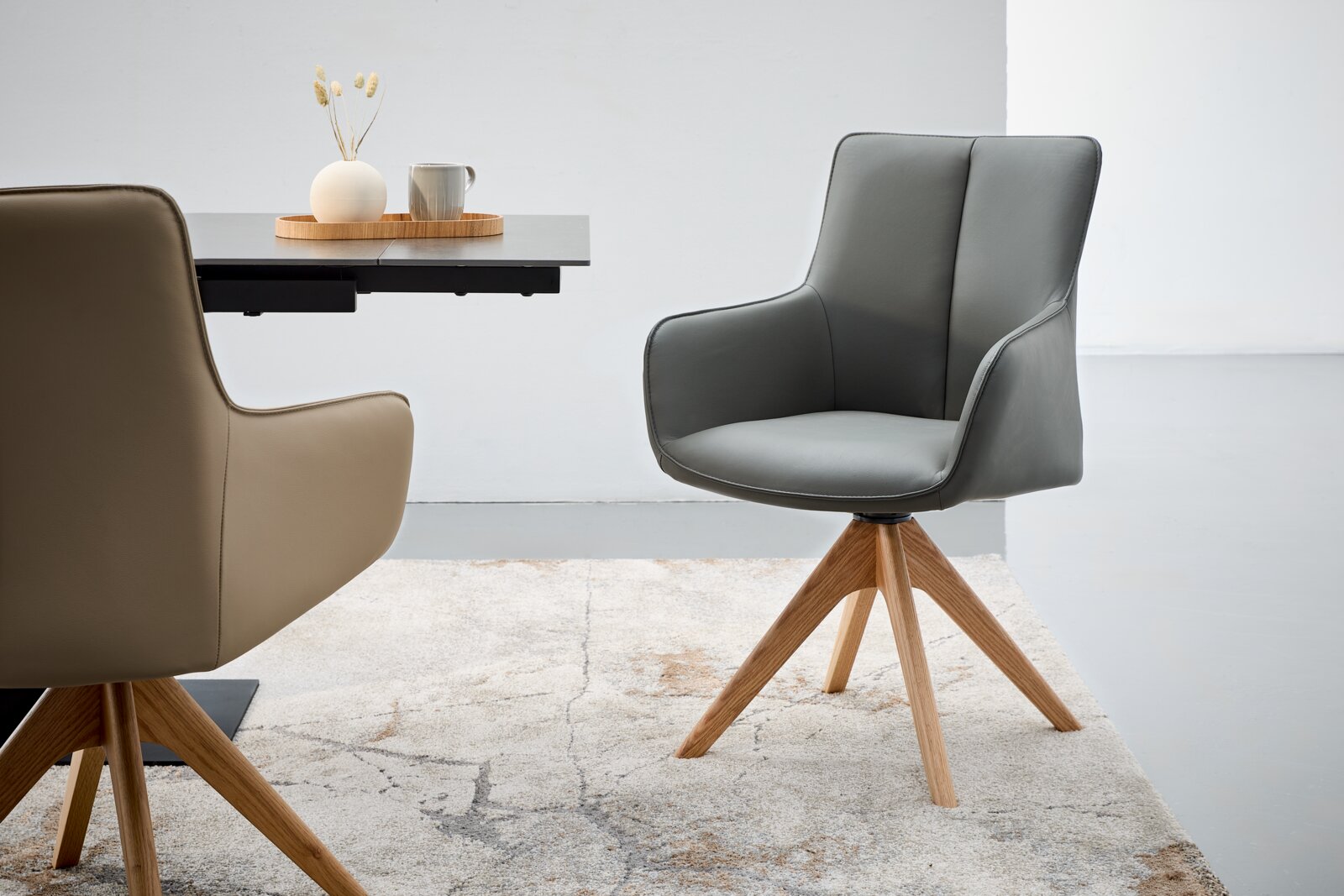 Novel Fauteuil YUKI 2.0 Moderne fauteuil met grijze bekleding en houten poten, zijaanzicht