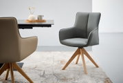 Moderne fauteuil met grijze bekleding en houten poten, zijaanzicht