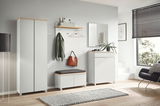 Moderne Garderobeneinrichtung mit Schuhschrank, Garderobenbank und Spiegel in heller, minimalistischer Raumgestaltung, seitliche Perspektive.